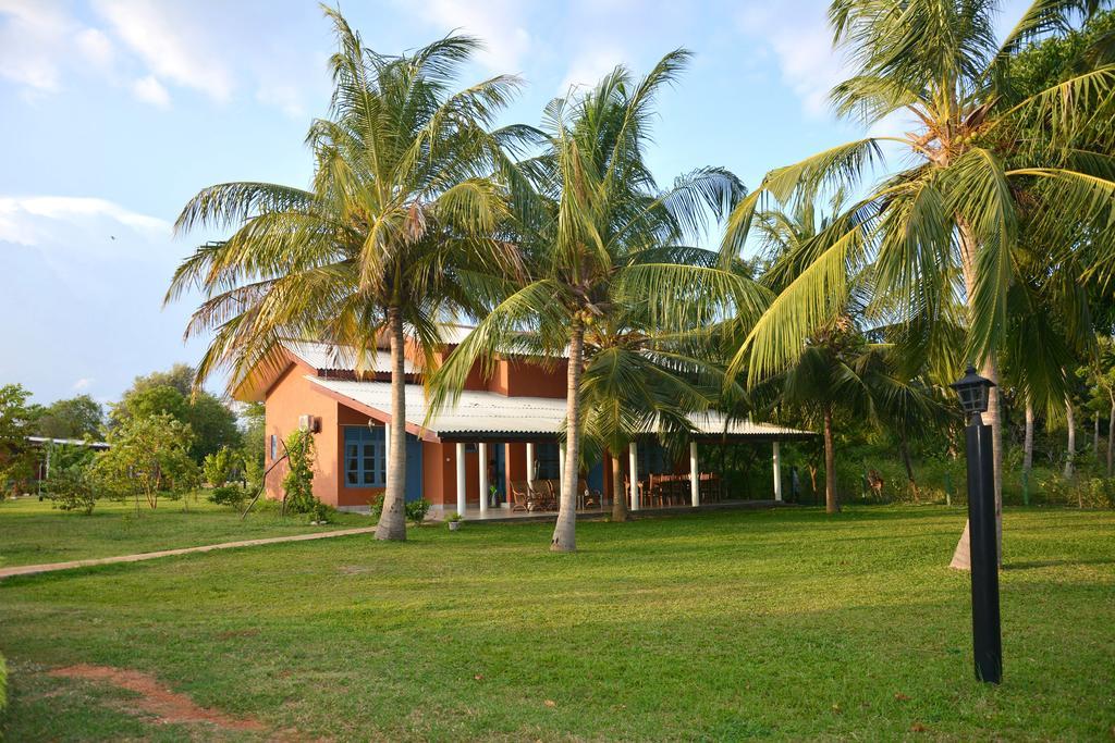 Serenity Lake Resort Yala Tissamaharama Extérieur photo